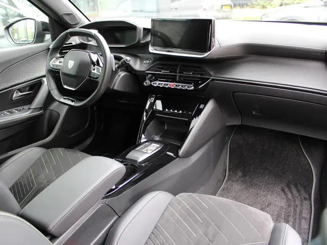 Peugeot 2008 1.2 Hybrid 145 GT 2026 Hybride Benzine 3