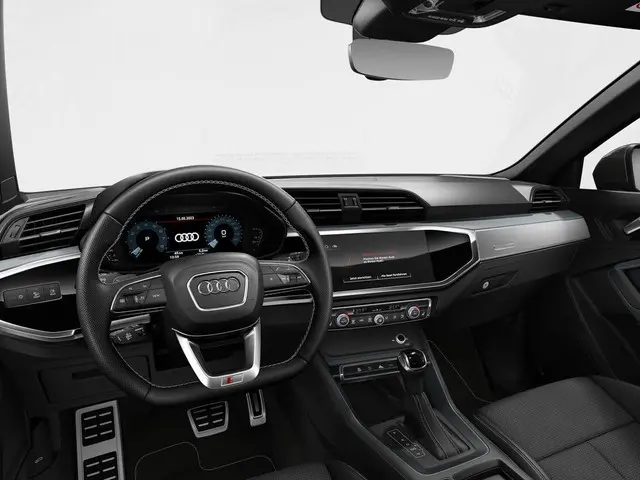Audi Q3 S edition Competition 35 TFSI 150 PK 2024 Benzine 3