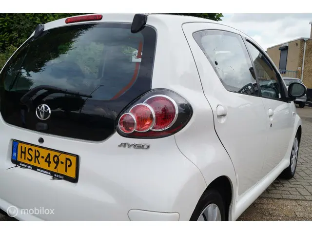 Toyota Aygo 1.0 VVT-i Comfort met Airco 2013 Benzine 6