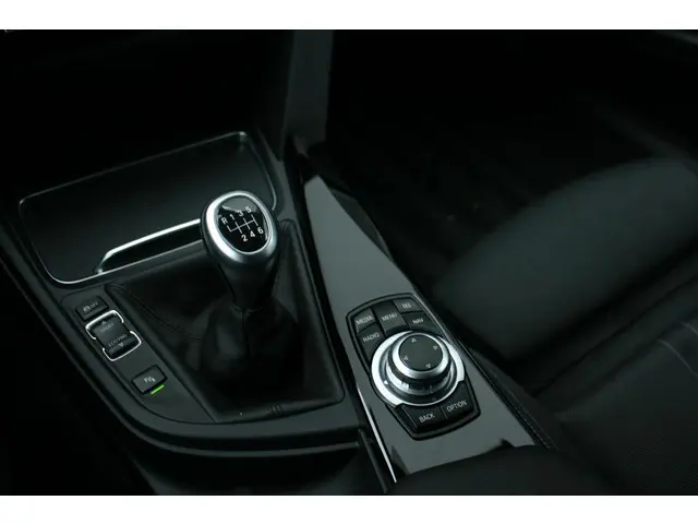 BMW 3 Serie 318i Centennial Executive 2016 Benzine 27