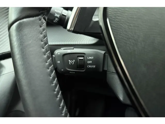 Peugeot 2008 1.2 Hybrid 136 Allure 2024 Hybride Benzine 31