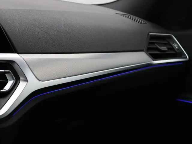 BMW 3 Serie Touring 318i 2021 Benzine 28