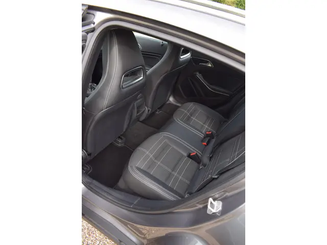 Mercedes-Benz GLA 180 Prestige 2015 Benzine 52