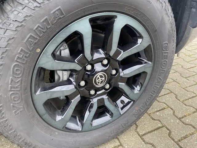 Toyota Hilux 2.8 D-4D Double Cab Invincible 2024 Diesel 8