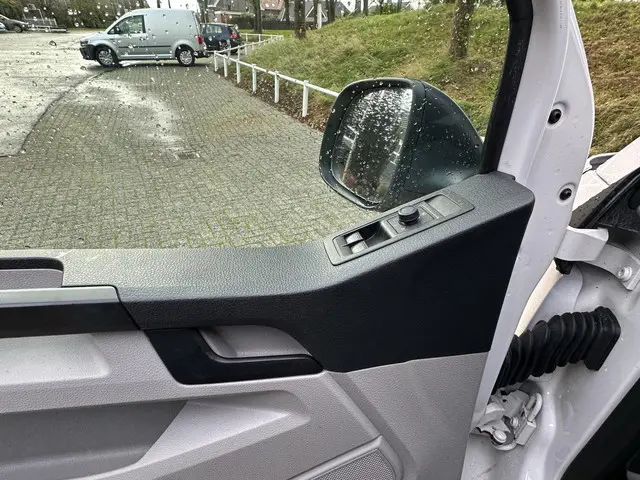 Volkswagen Transporter 2.0 TDI L2H1 DC 2018 Diesel 15