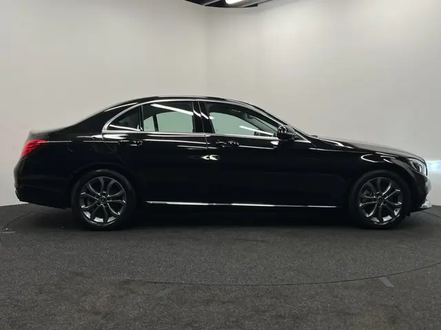 Mercedes-Benz C-Klasse 180 Premium 2018 Benzine 33