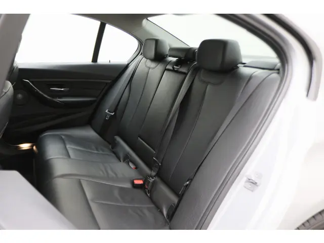 BMW 3 Serie 320i High Executive 2015 Benzine 13