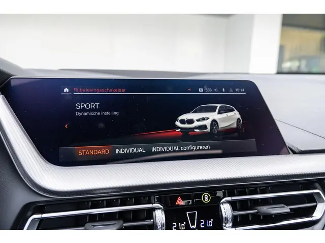 BMW 1 Serie 5-deurs 118i 2024 Benzine 18