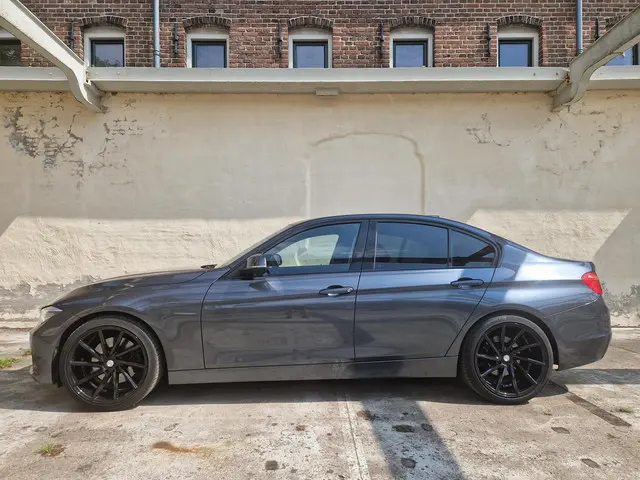 BMW 3 Serie 328i Executive 2012 Benzine 5