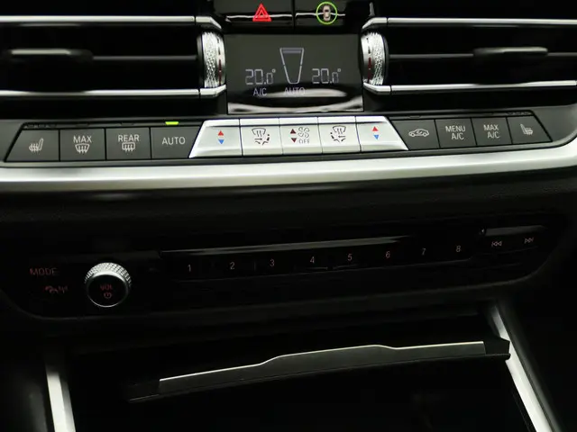 BMW 3 Serie 320i Touring 2020 Benzine 28