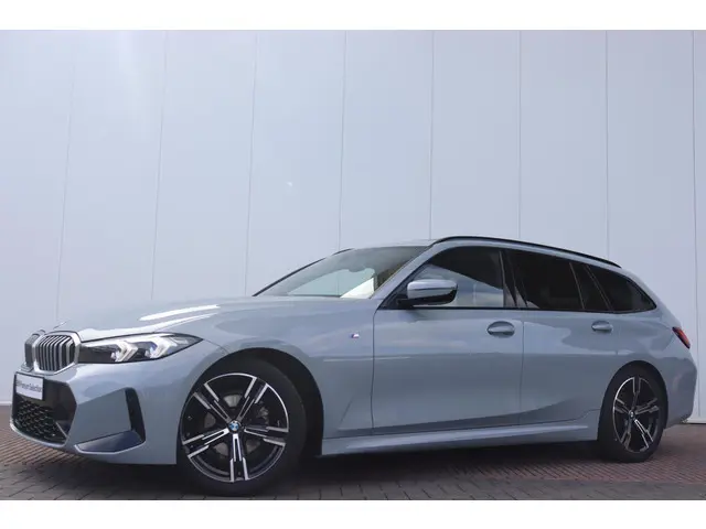 BMW 3 Serie Touring 318i 2024 Benzine 36