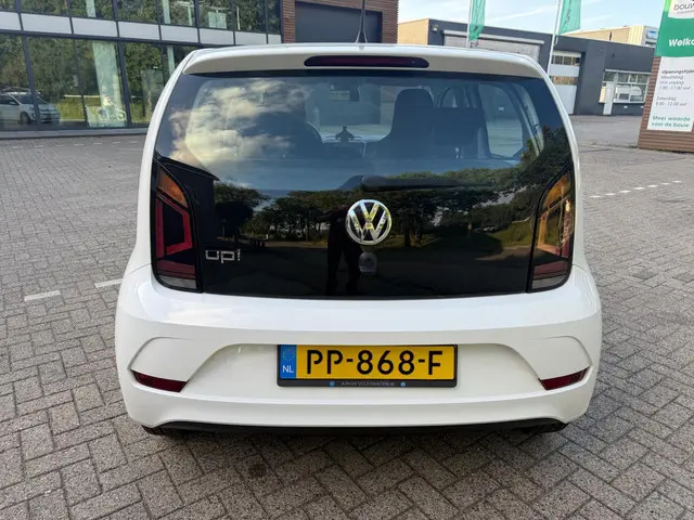 Volkswagen up! 1.0 BMT move up! 2017 Benzine 10