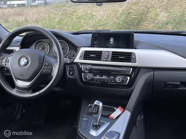BMW 3 Serie 318i 2018 Benzine 13