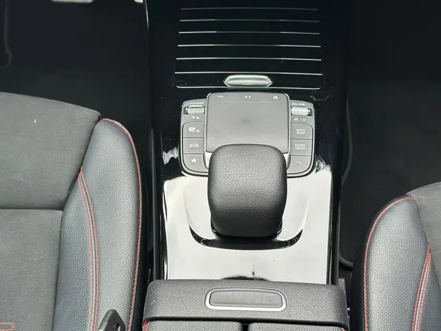 Mercedes-Benz CLA 250 4MATIC Premium Plus 2022 Benzine 42