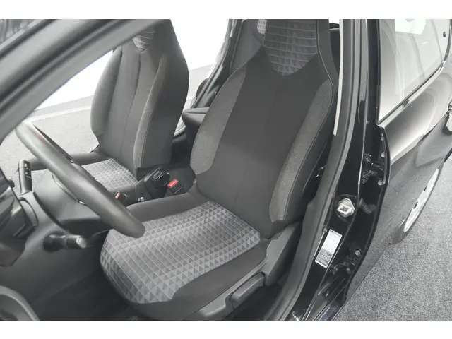 Peugeot 108 1.0 e-VTi Active 2021 Benzine 21