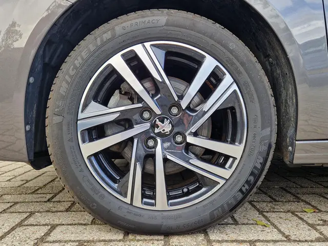 Peugeot 208 1.2 PureTech 100 Allure 2023 Benzine 27