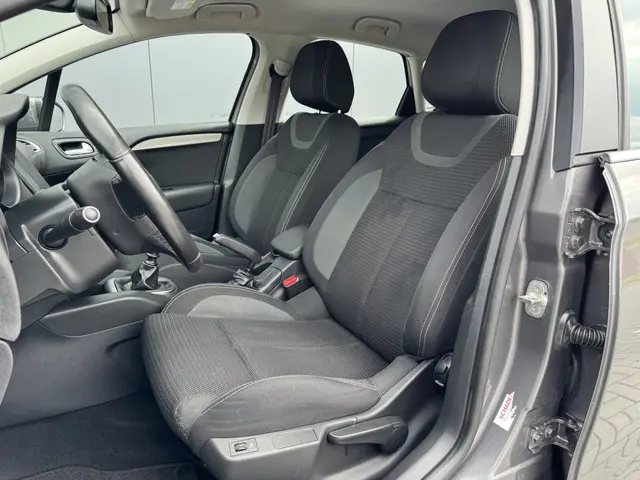 Citroën C4 1.2 PureTech Feel Collection 2015 Benzine 4