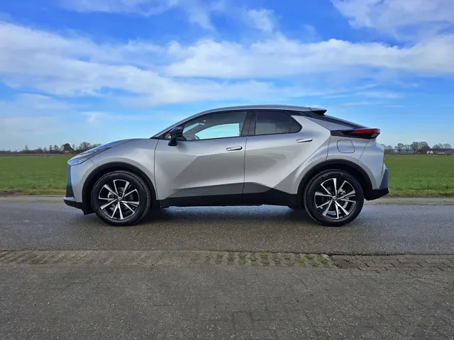 Toyota C-HR 1.8 Hybrid 140 Dynamic 2025 Hybride Benzine 2