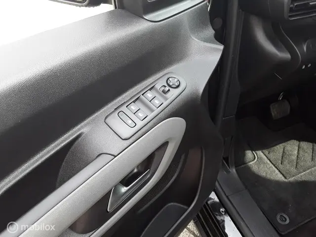 Peugeot Rifter 1.2 Puretech Allure 2021 Benzine 12