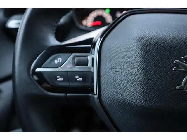 Peugeot 2008 1.2 PURETECH ALLURE PACK 2022 Benzine 28