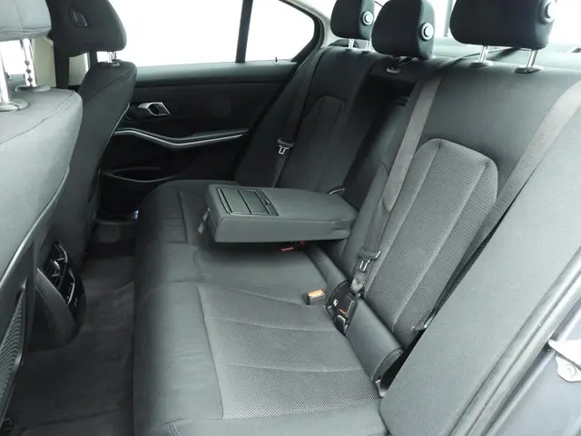 BMW 3 Serie Sedan 318i 2022 Benzine