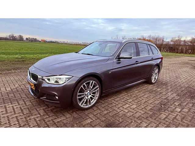 BMW 3 Serie Touring 330i xDrive M Sport 2015 Benzine 25