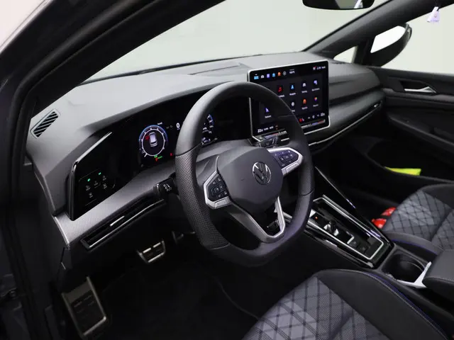 Volkswagen Golf 1.5eTSI/150PK R-Line DSG 2025 Benzine 18