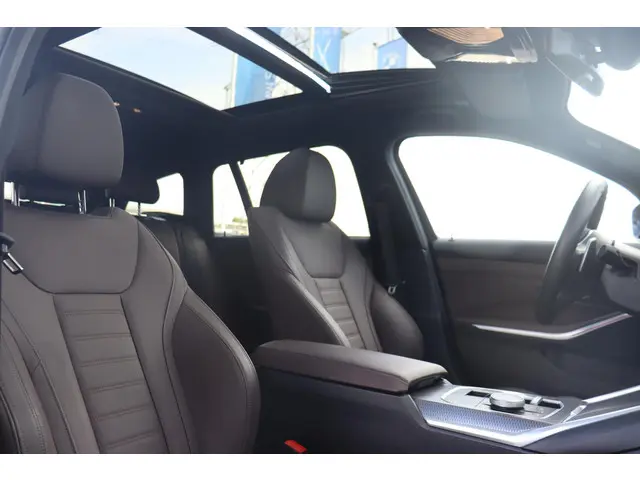 BMW 3 Serie Touring 318i 2024 Benzine 10