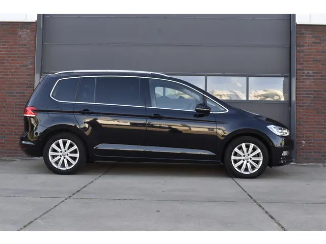 Volkswagen Touran 1.4 TSI Highline 7p 2017 Benzine 8