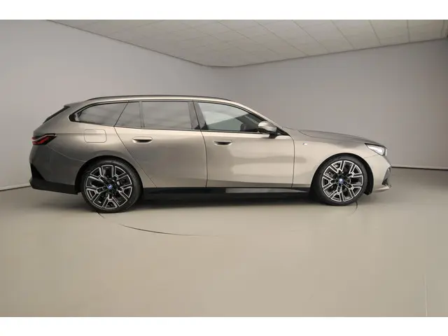 BMW 5 Serie Touring 530e 2024 Hybride Benzine 4