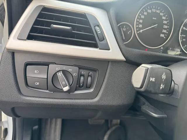 BMW 3 Serie Touring 318i AIRCO 2018 Benzine 12