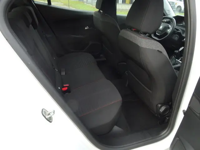 Peugeot 2008 1.2 PureTech Active 2022 Benzine 12