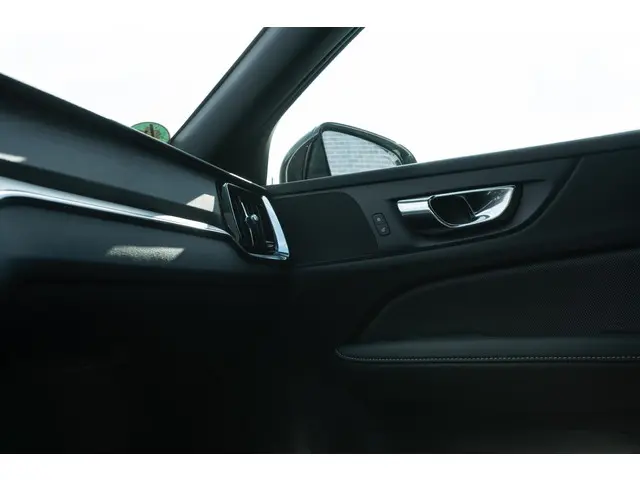 Volvo V60 T6 Recharge AWD R-Design 2020 Hybride Benzine 8
