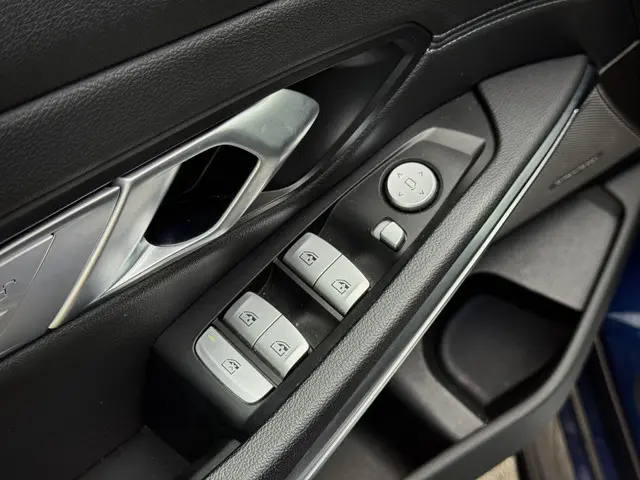BMW 3 Serie 318i High Executive 2021 Benzine 10