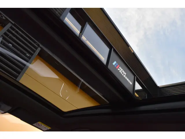 BMW 3 Serie Touring 320i 2018 Benzine 24