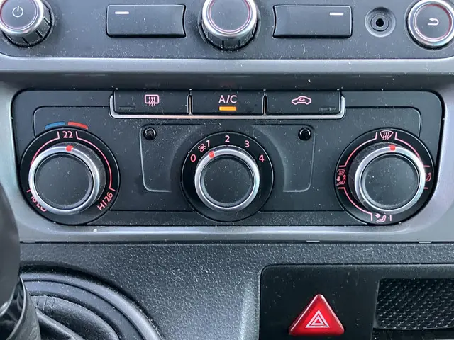 Volkswagen Transporter 2.0 TDI L2H1 DC 2015 Diesel 40