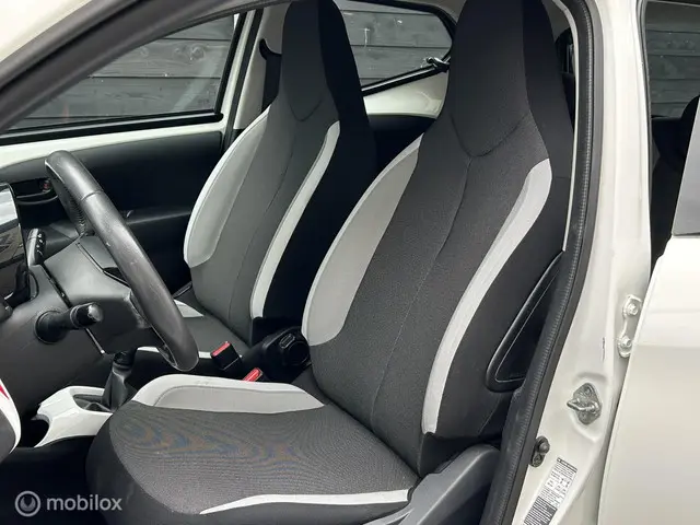 Toyota Aygo 1.0 VVT-i x-play LM / airco / LED 2016 Benzine 10
