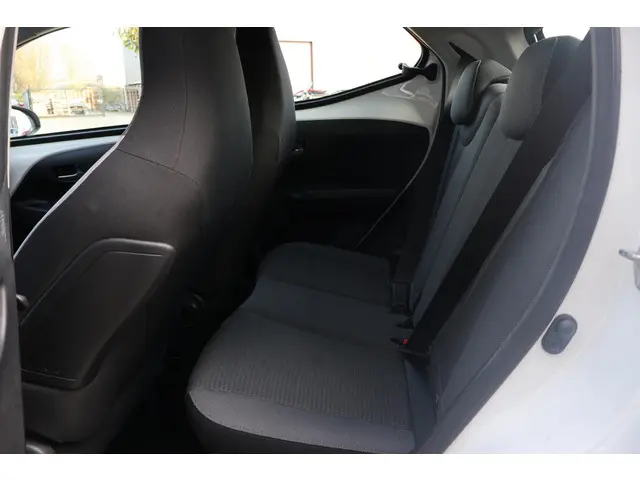 Toyota Aygo 1.0 VVT-i x-play 2021 Benzine 19