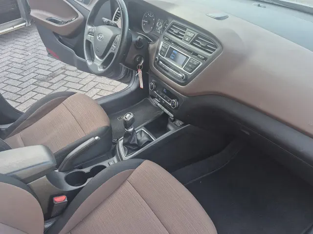 Hyundai i20 1.2 HP i-Motion Comfort 2015 Benzine 14