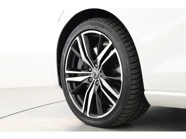 Volvo V60 T8 Recharge R-Design 2022 Hybride Benzine 42