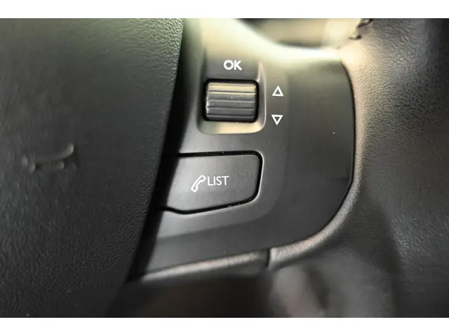 Peugeot 2008 1.2 PureTech Signature 2019 Benzine 18