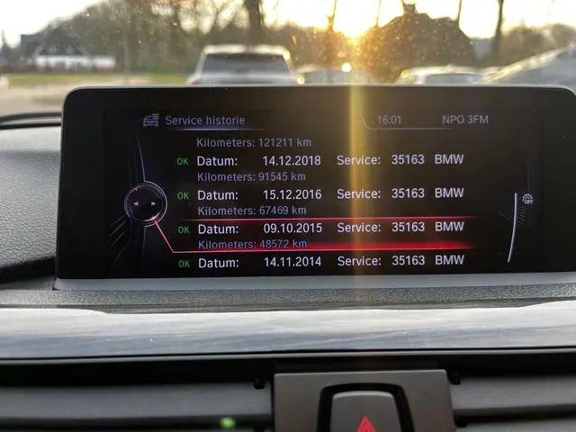 BMW 3 Serie Touring 328i Executive 2013 Benzine 31