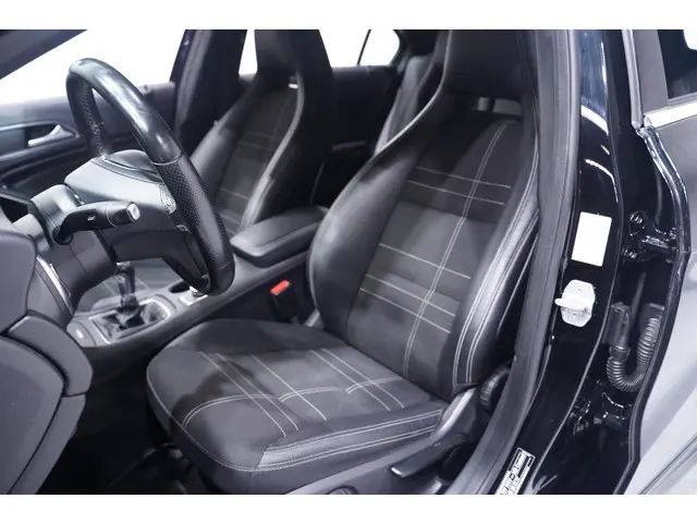 Mercedes-Benz A-Klasse 180 Prestige 2015 Benzine 32