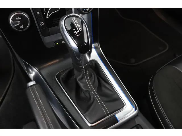 Volvo V40 2.0 D2 R-Design 2016 Diesel 27