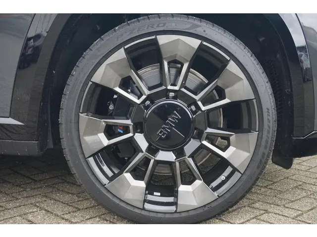 BMW XM 50e 2025 Hybride Benzine 6