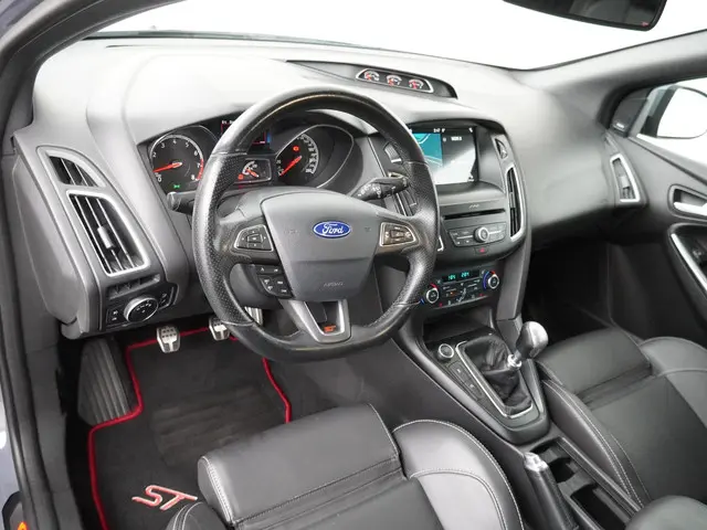 Ford Focus 2.0 ST 2017 Benzine 12