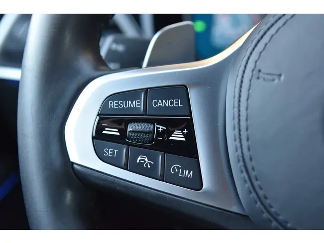 BMW 3 Serie Touring 320i Business Edition 2022 Benzine 19