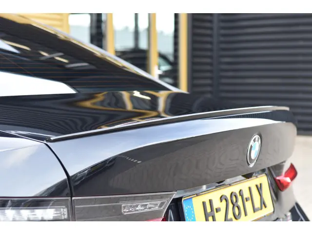 BMW 3 Serie 330e eDrive Edition 2020 Hybride Benzine 30