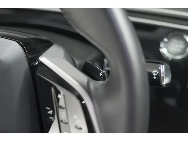 Peugeot 5008 1.2 Hybrid 136 Allure 2025 Hybride Benzine 31