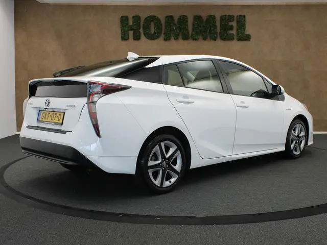 Toyota Prius 1.8 Active 2018 Hybride Benzine 4